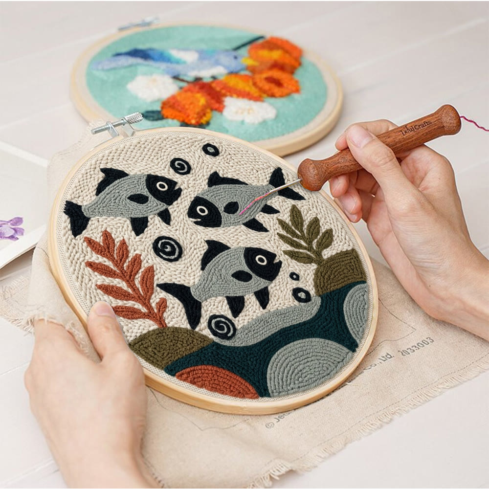 Punch-Needle-Set mit schwimmenden Fischen – Handgemachtes Geschenk für Fischliebhaber | Moderne Wohndekoration - image 6