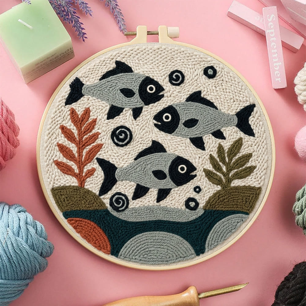 Punch-Needle-Set mit schwimmenden Fischen – Handgemachtes Geschenk für Fischliebhaber | Moderne Wohndekoration - image 2
