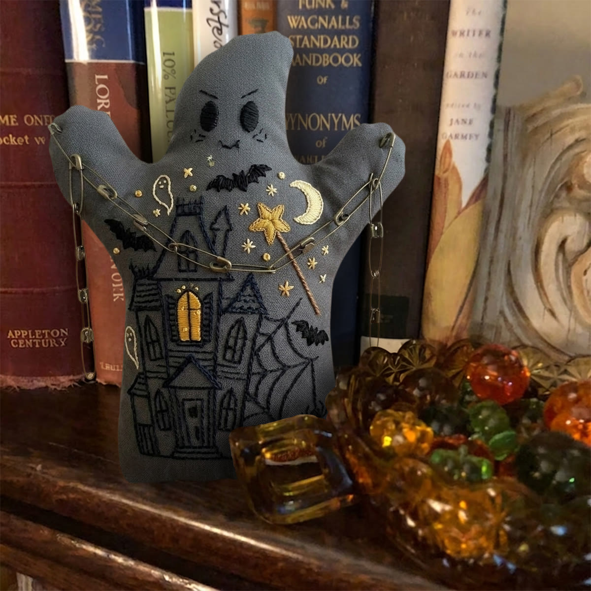 Rubbyoo Geister-Stickset – Geheimnisvolles Spinnennetzschloss | Handgefertigter gotischer Ornament | Gruseliges Halloween-Herrenhaus-Bastelset - image 4