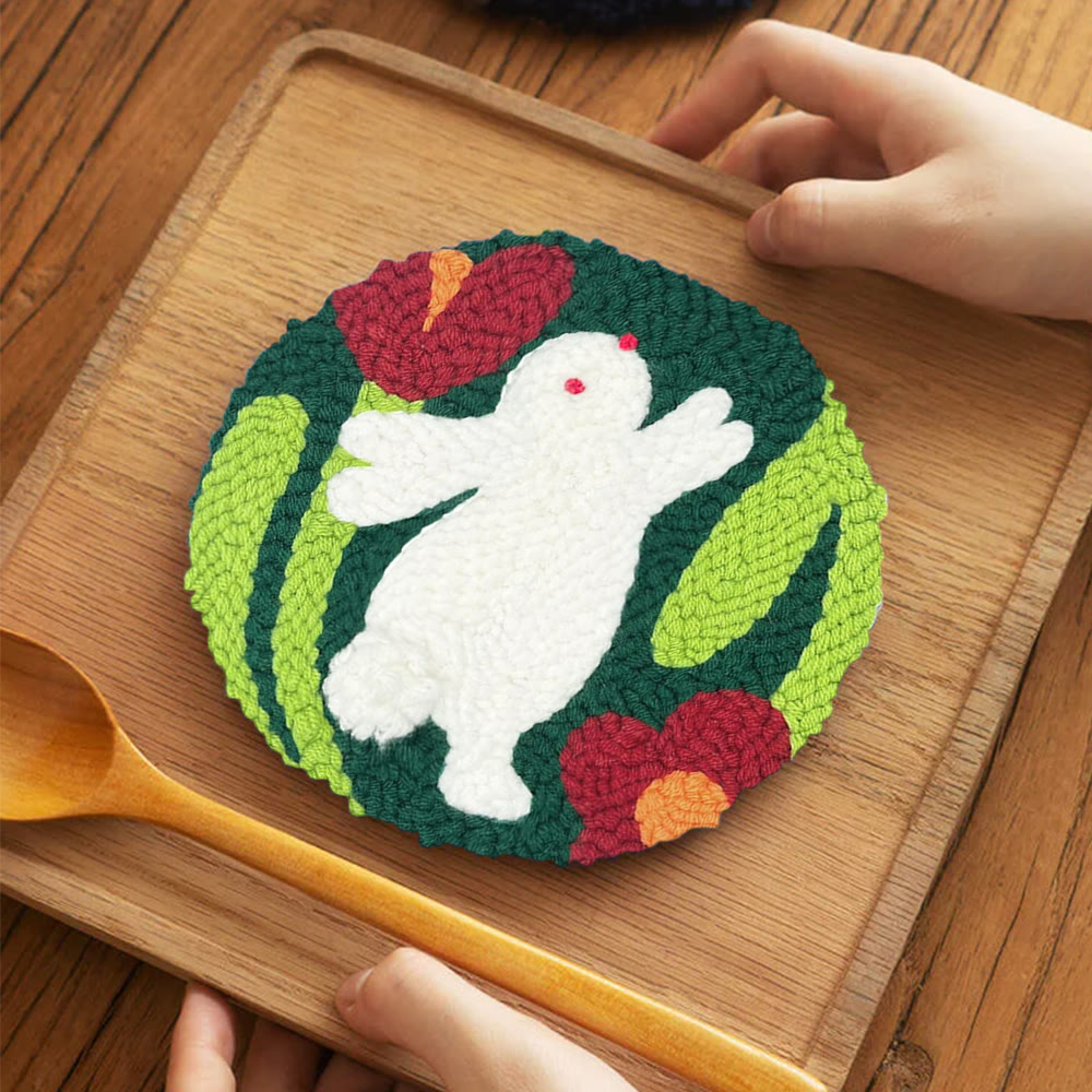 Springender Hase mit roten Blüten – Punch Needle Set – Lebhaftes DIY | Verspielter Akzent - 5-Zoll-Untersetzer-Set - image 4
