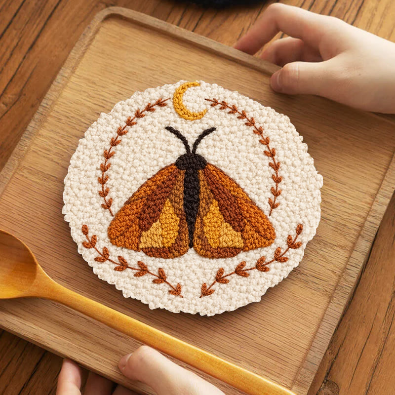 Mondfalter-Kranz-Bastelset mit Punch Needle – Anfängerfreundliches DIY-Projekt | Atmosphärische Wohndekoration - 5-Zoll-Untersetzer-Set - image 4