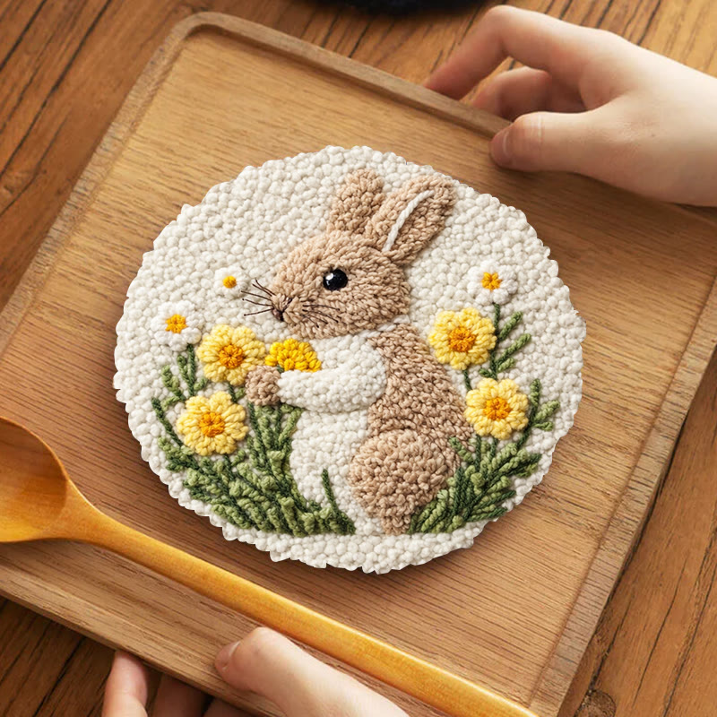 Gänseblümchen-Kuschelhase-Punch-Needle-Set – Kreatives Handarbeitsprojekt | Einfaches DIY-Projekt für Anfänger - 5-Zoll-Untersetzer-Set - image 4