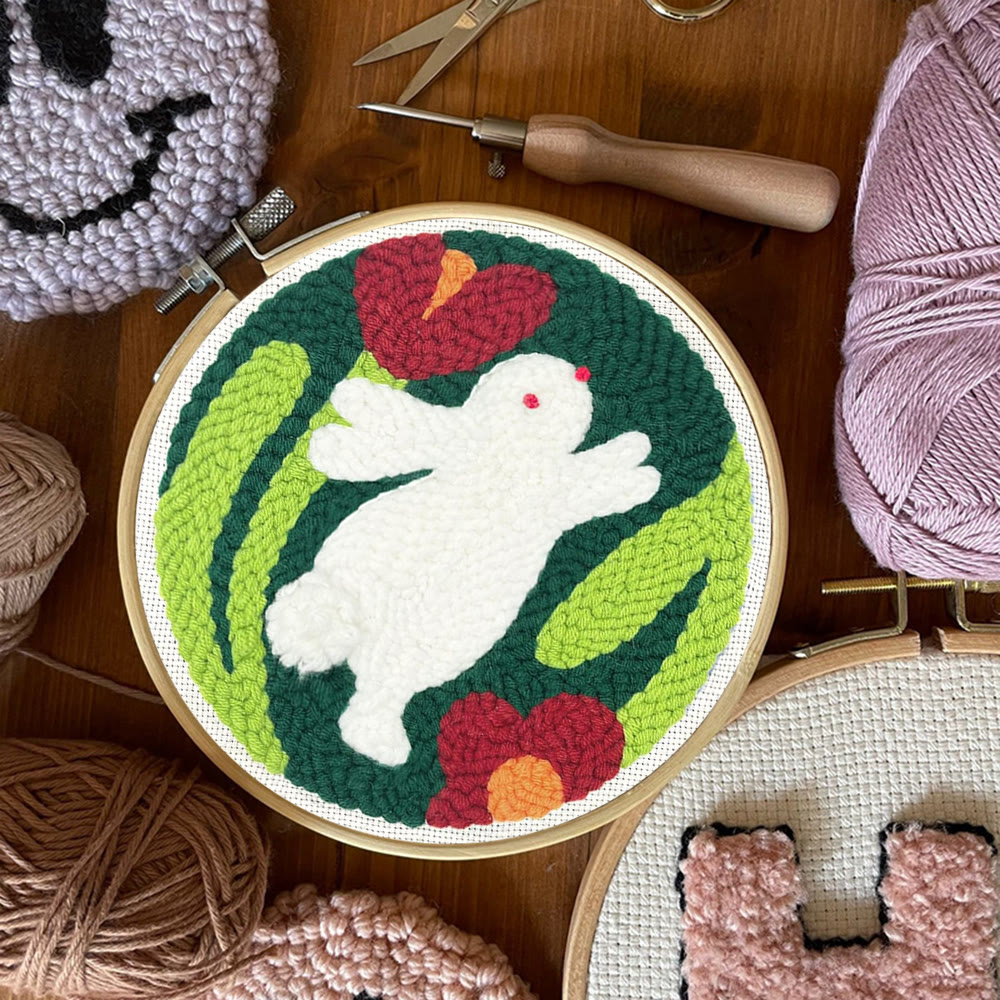 Springender Hase mit roten Blüten – Punch Needle Set – Lebhaftes DIY | Verspielter Akzent - image 11