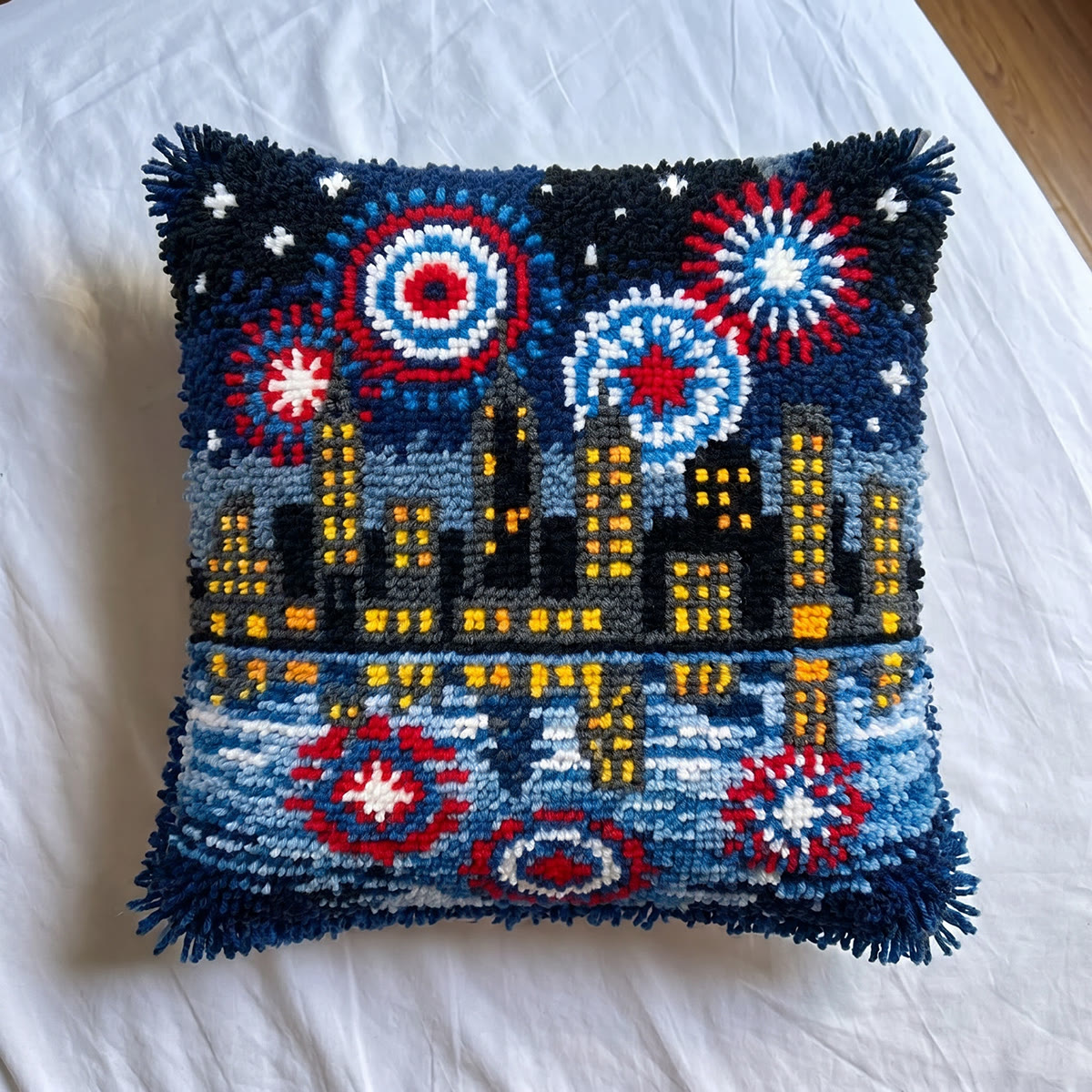 Rubbyoo Knüpfkissen-Set – Stadtlandschaft bei Nacht | Geschenk zum 250. Jahrestag der USA | Patriotische Wohnaccessoires - image 9