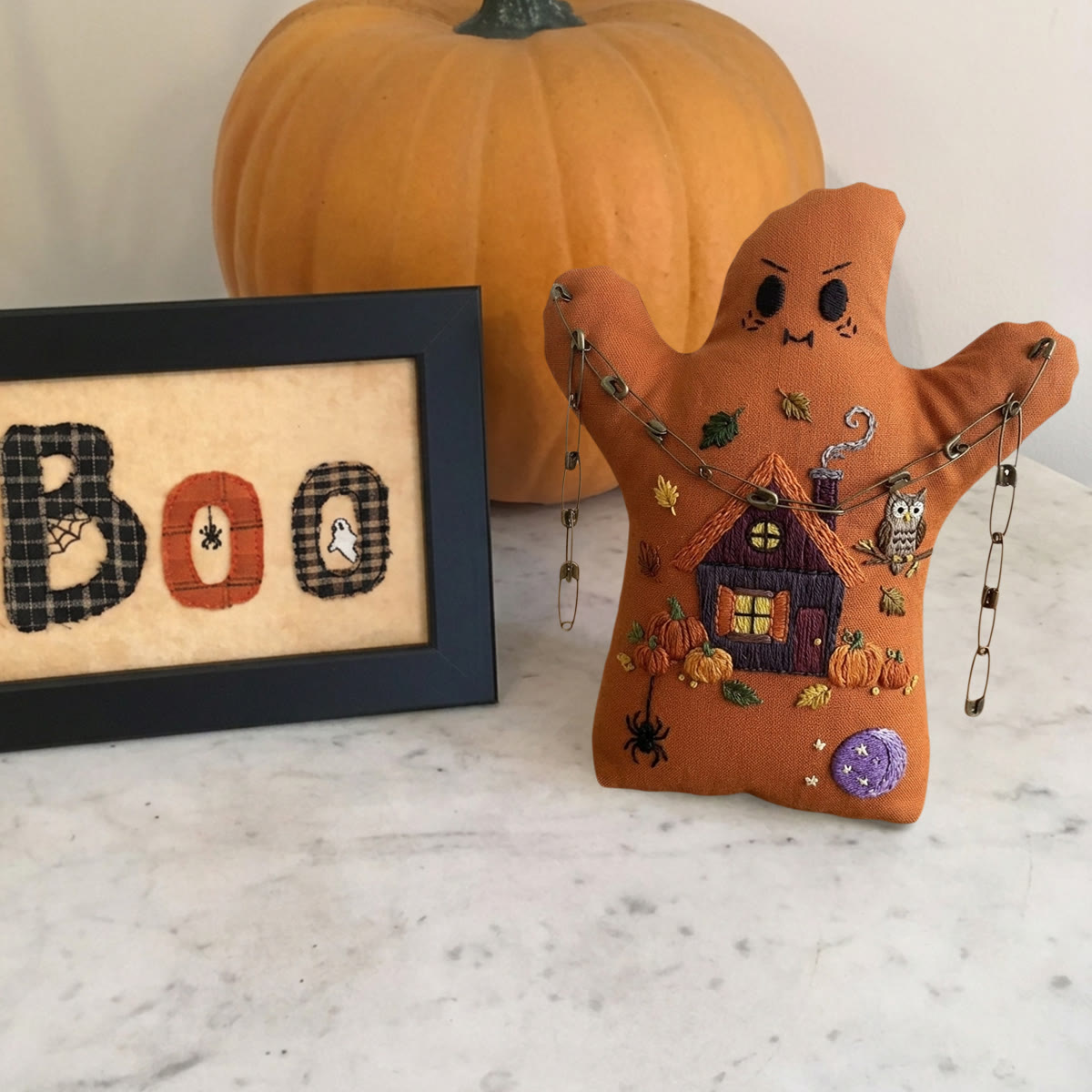 Rubbyoo Geister-Stickset – Gemütliches Halloween-Cottage | Herbstliche Deko-Idee | Rustikale handgefertigte Stickrahmen-Kunst - image 3