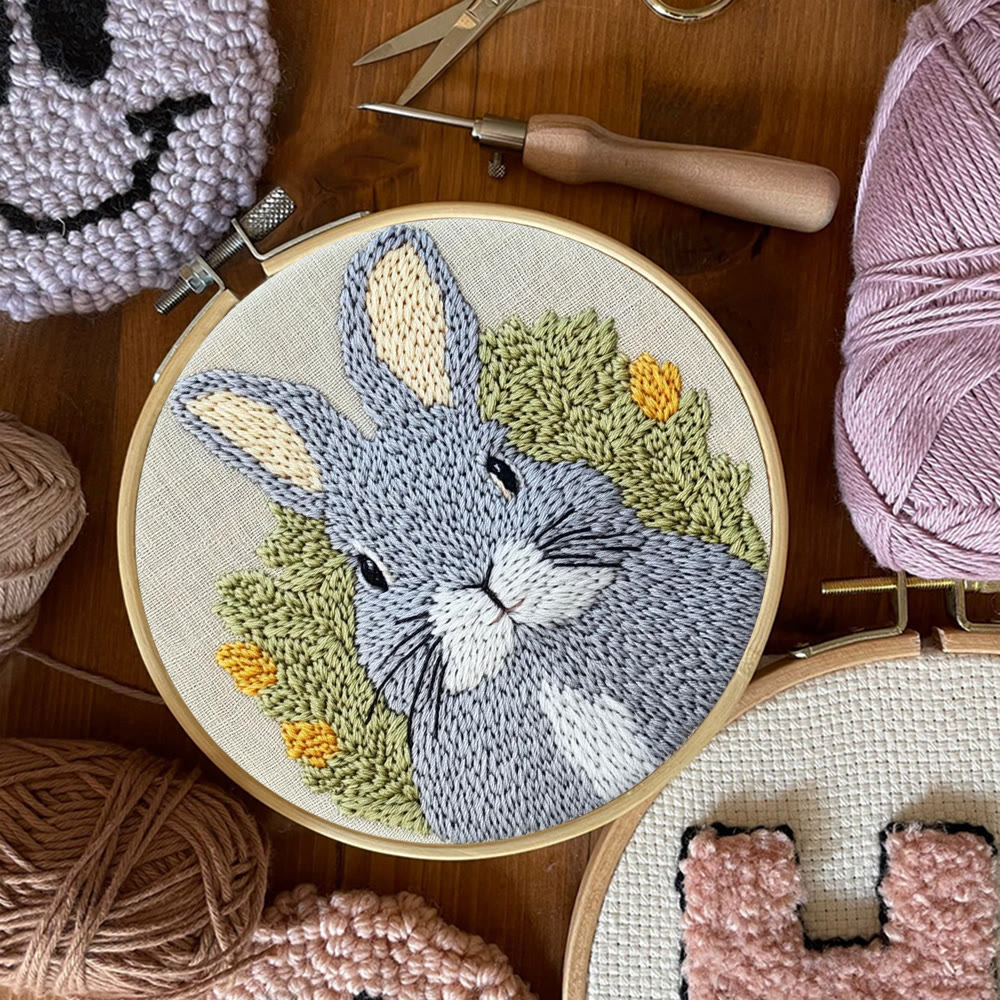 Punch-Needle-Set mit Porträt eines grauen Hasen – Bastelset für alle, die gerne basteln | Herzerwärmende Geschenkidee - image 4