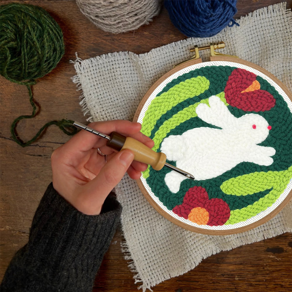 Springender Hase mit roten Blüten – Punch Needle Set – Lebhaftes DIY | Verspielter Akzent - image 6