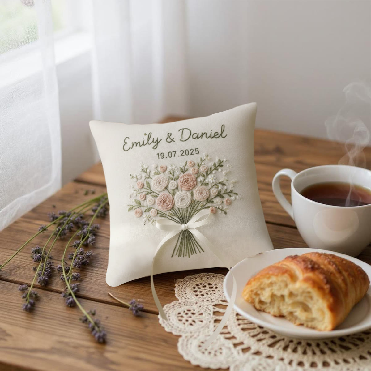 Rubbyoo Personalisiertes Ringkissen-Stickset – Zartrosa-weißes Blumenstraußband | Exquisites handgefertigtes Unikat | Geschenkidee zum Jahrestag - image 10