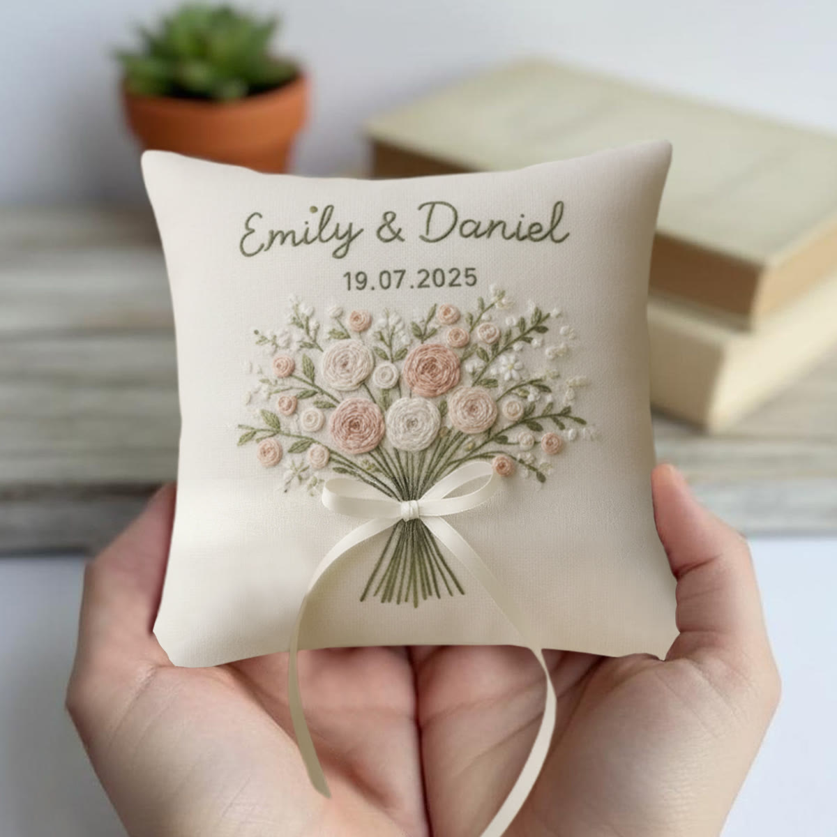 Rubbyoo Personalisiertes Ringkissen-Stickset – Zartrosa-weißes Blumenstraußband | Exquisites handgefertigtes Unikat | Geschenkidee zum Jahrestag - image 6