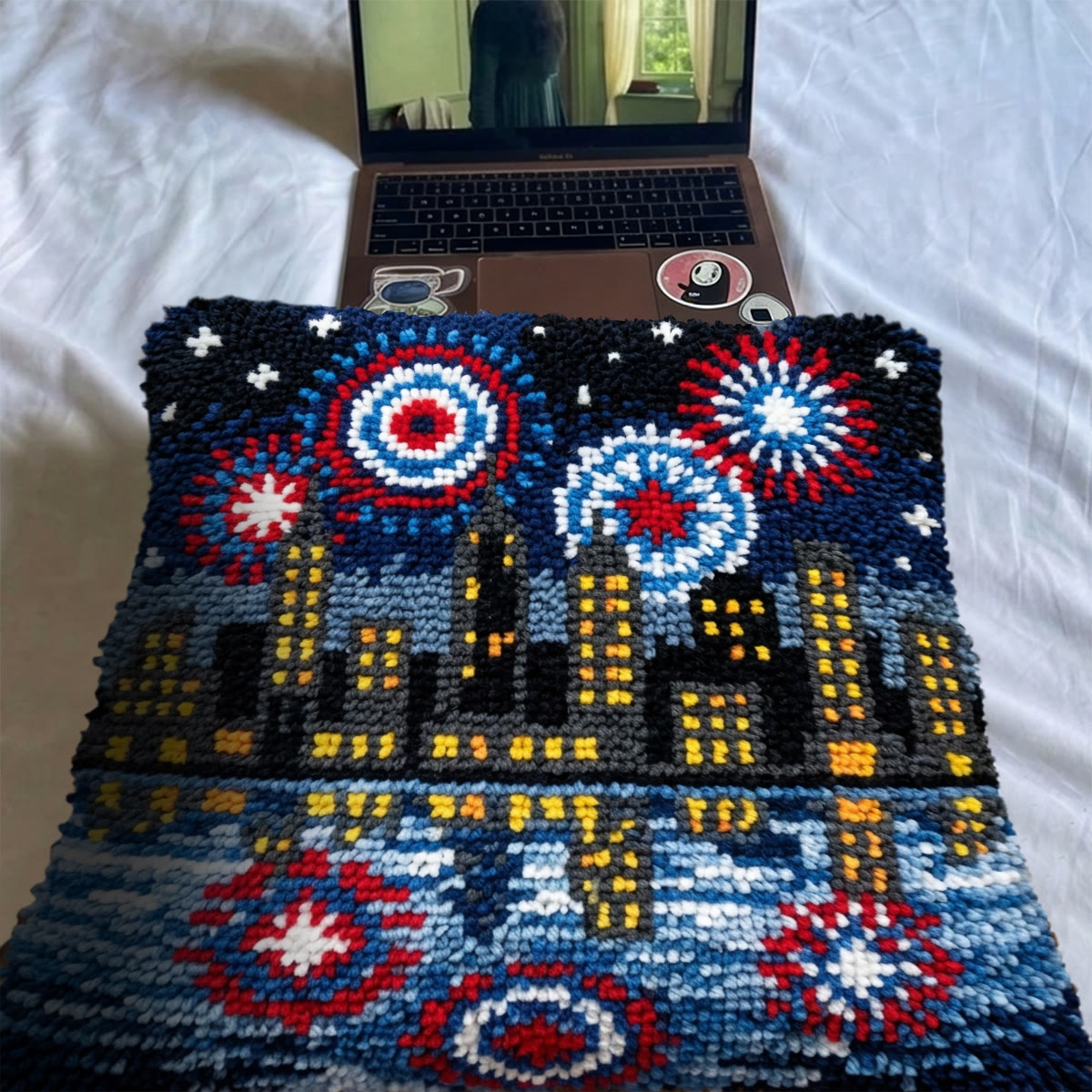Rubbyoo Knüpfkissen-Set – Stadtlandschaft bei Nacht | Geschenk zum 250. Jahrestag der USA | Patriotische Wohnaccessoires - image 6