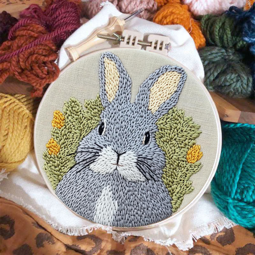 Punch-Needle-Set mit Porträt eines grauen Hasen – Bastelset für alle, die gerne basteln | Herzerwärmende Geschenkidee - image 6