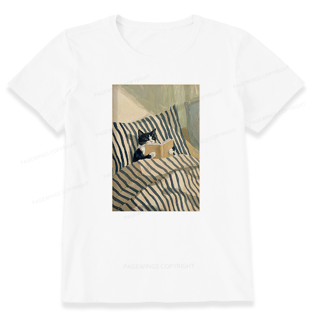 Pagewings Cat Reading Book in Bed Unisex Classic T-shirt