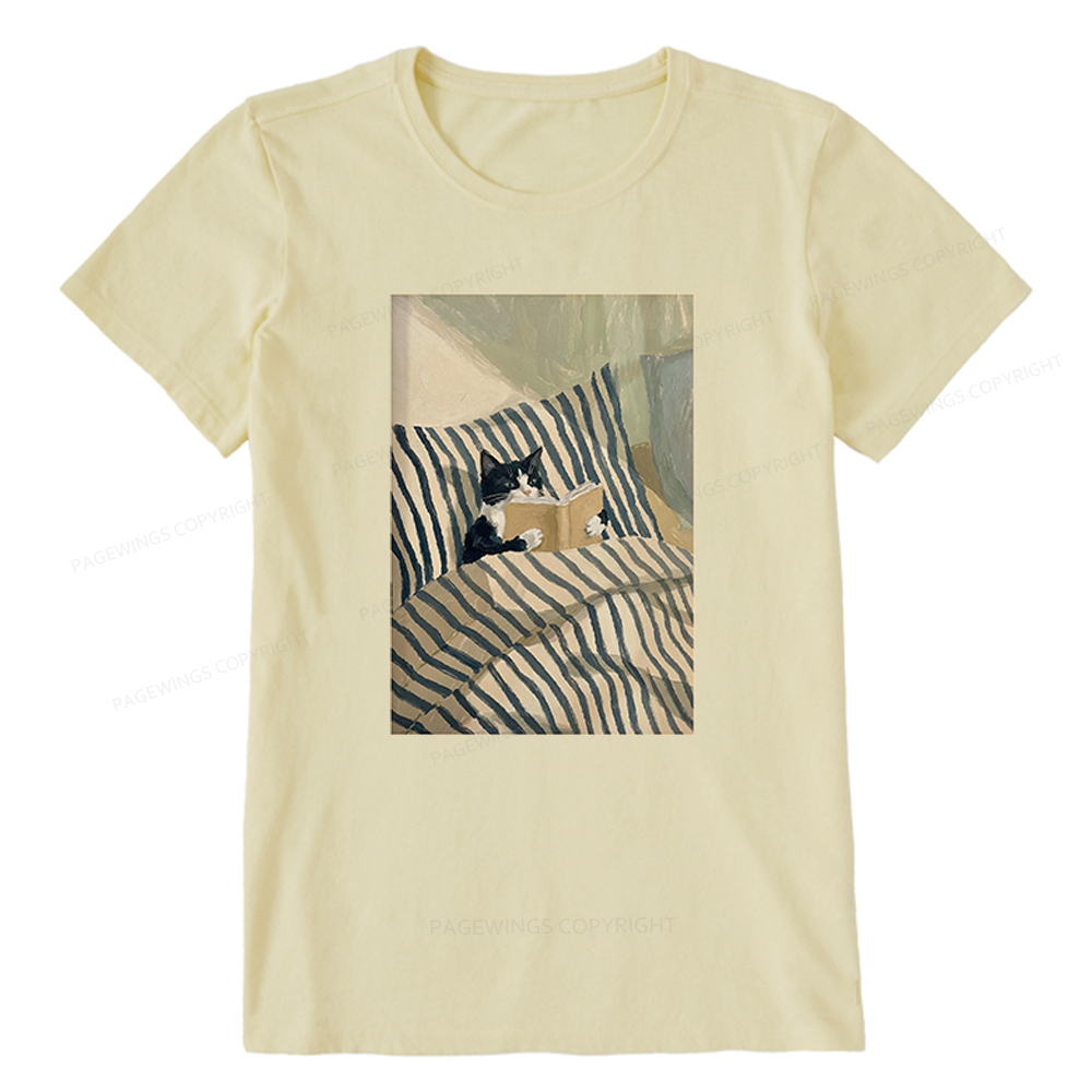 Pagewings Cat Reading Book in Bed Unisex Classic T-shirt