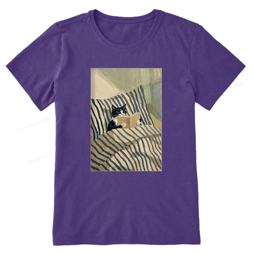 Pagewings Cat Reading Book in Bed Unisex Classic T-shirt