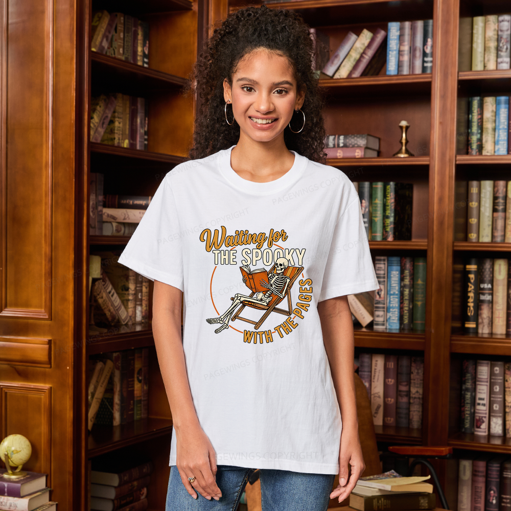 版Pagewings Waiting For The Spooky With The Pages Unisex Classic T-shirt