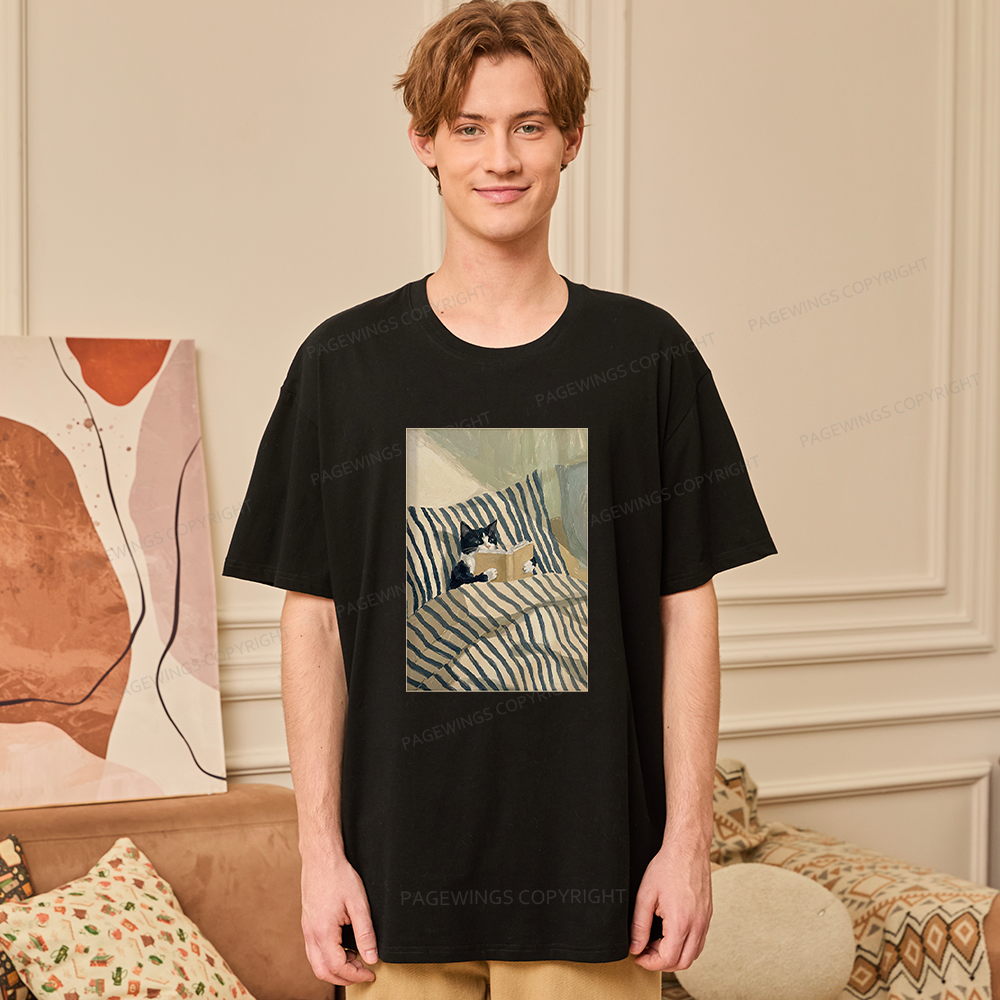 Pagewings Cat Reading Book in Bed Unisex Classic T-shirt