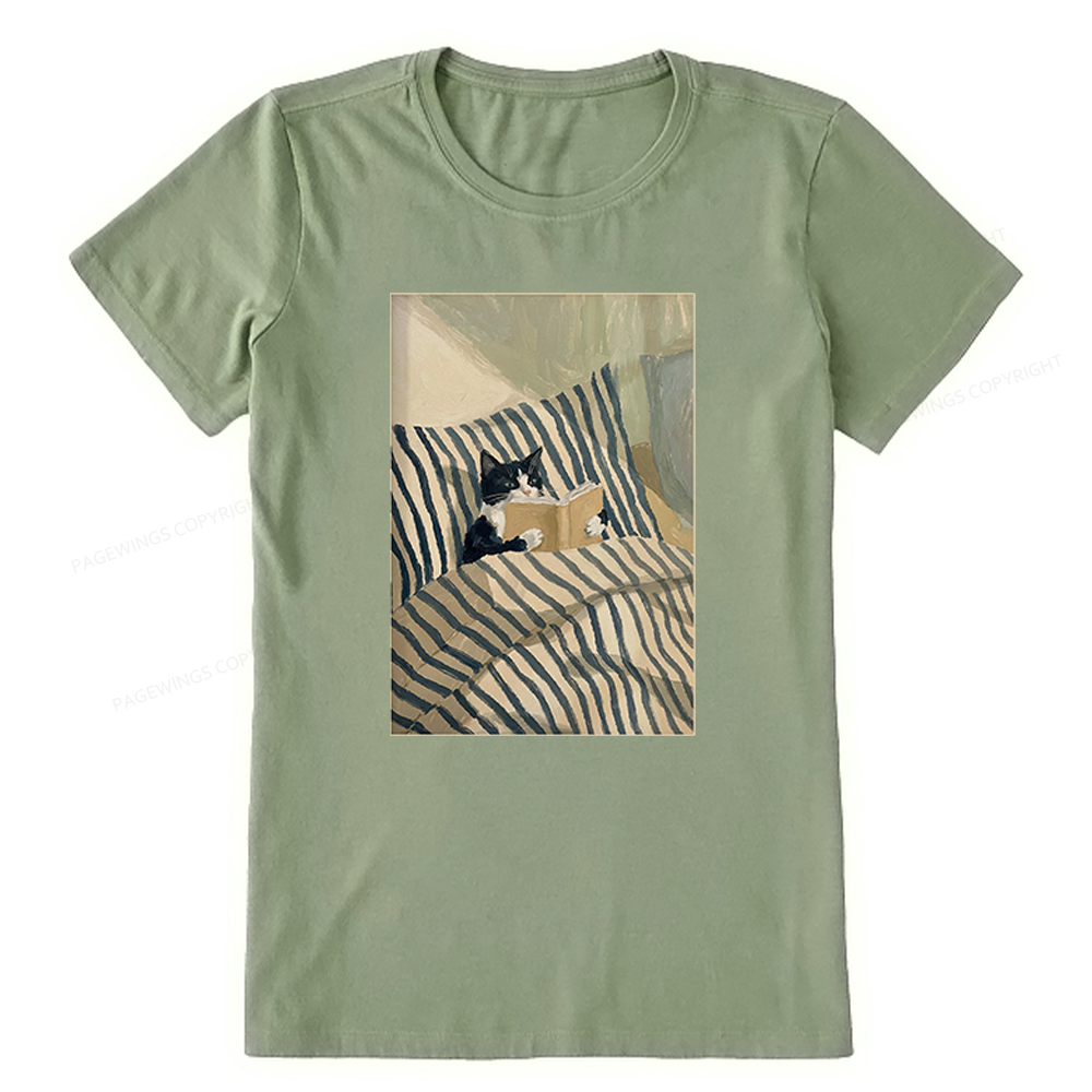 Pagewings Cat Reading Book in Bed Unisex Classic T-shirt