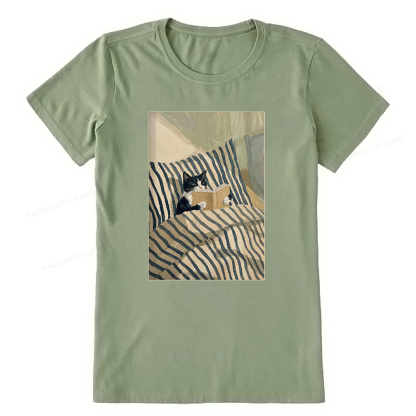 Pagewings Cat Reading Book in Bed Unisex Classic T-shirt