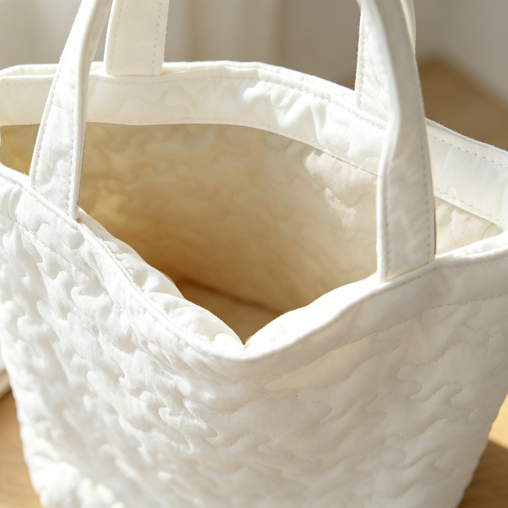 A-绗缝褶皱托特包上架模板Pagewings Quilted Tote Bag