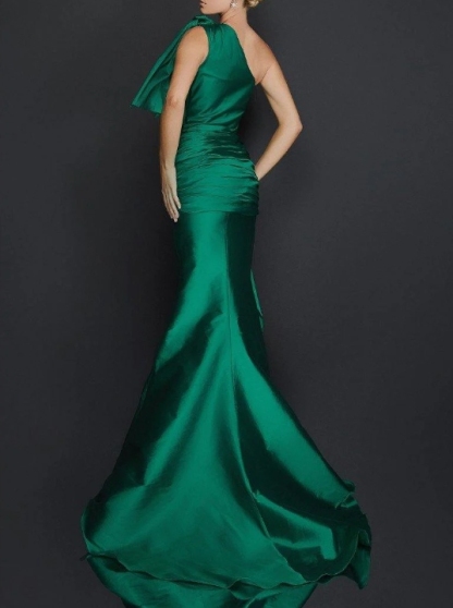 Stunning Hunter Green One Shedder With Attached Train Tail Style Long Prom Dress