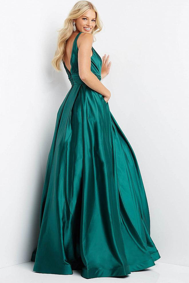 The Emerald Plume V Long A-line Dress Is A Formal Prom Dress Suitable For Evening Dresses