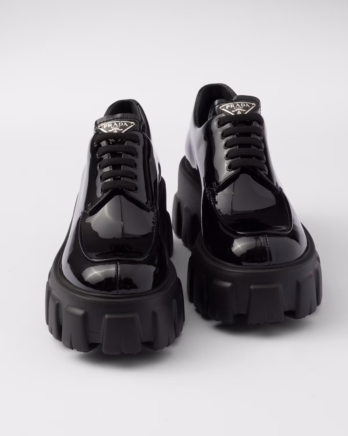 Monolith patent leather lace-up shoes