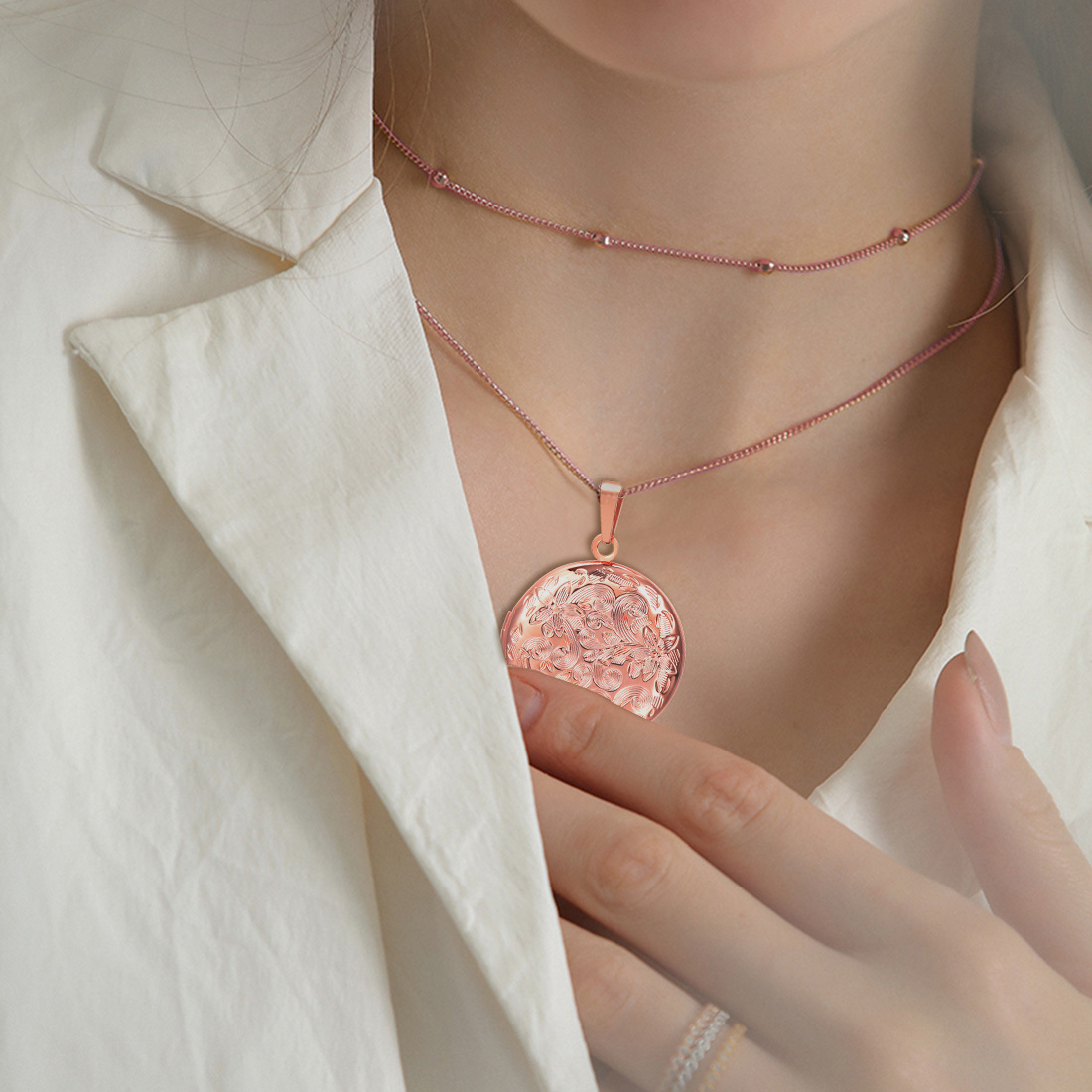 Personalized Picture Round Locket Necklaces for Women  model