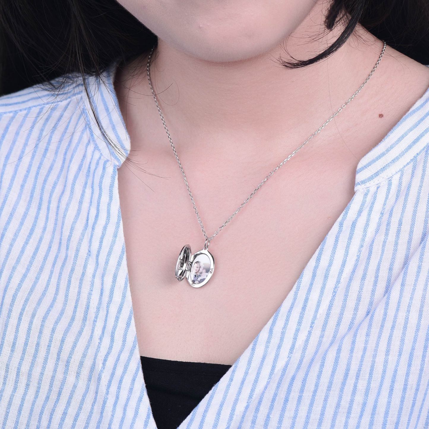  Custom Photo Oval Locket Pendant Necklace model