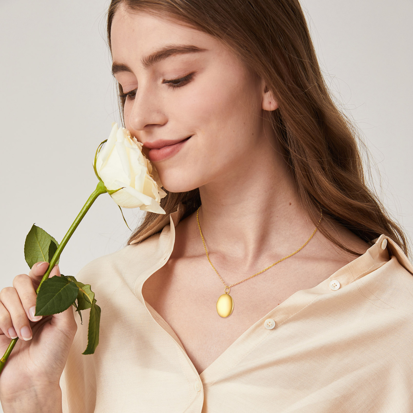 Personalized Photo Locket Engraved Necklaces for Women MODEL