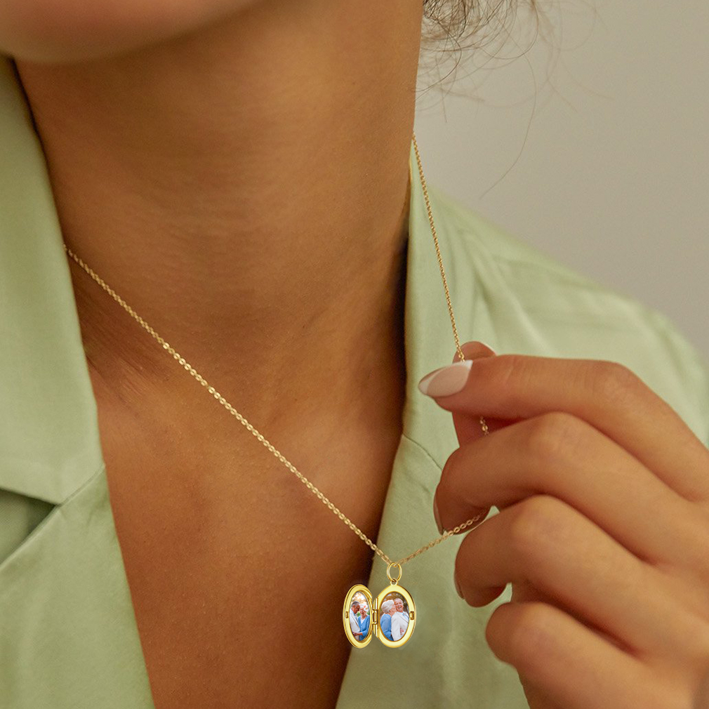 Personalized Photo Locket Engraved Necklaces for Women MODEL PICTURE
