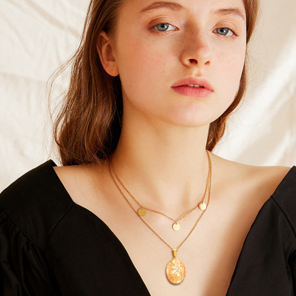 Custom Photo Locket Oval Pendant Necklace for Women model gold