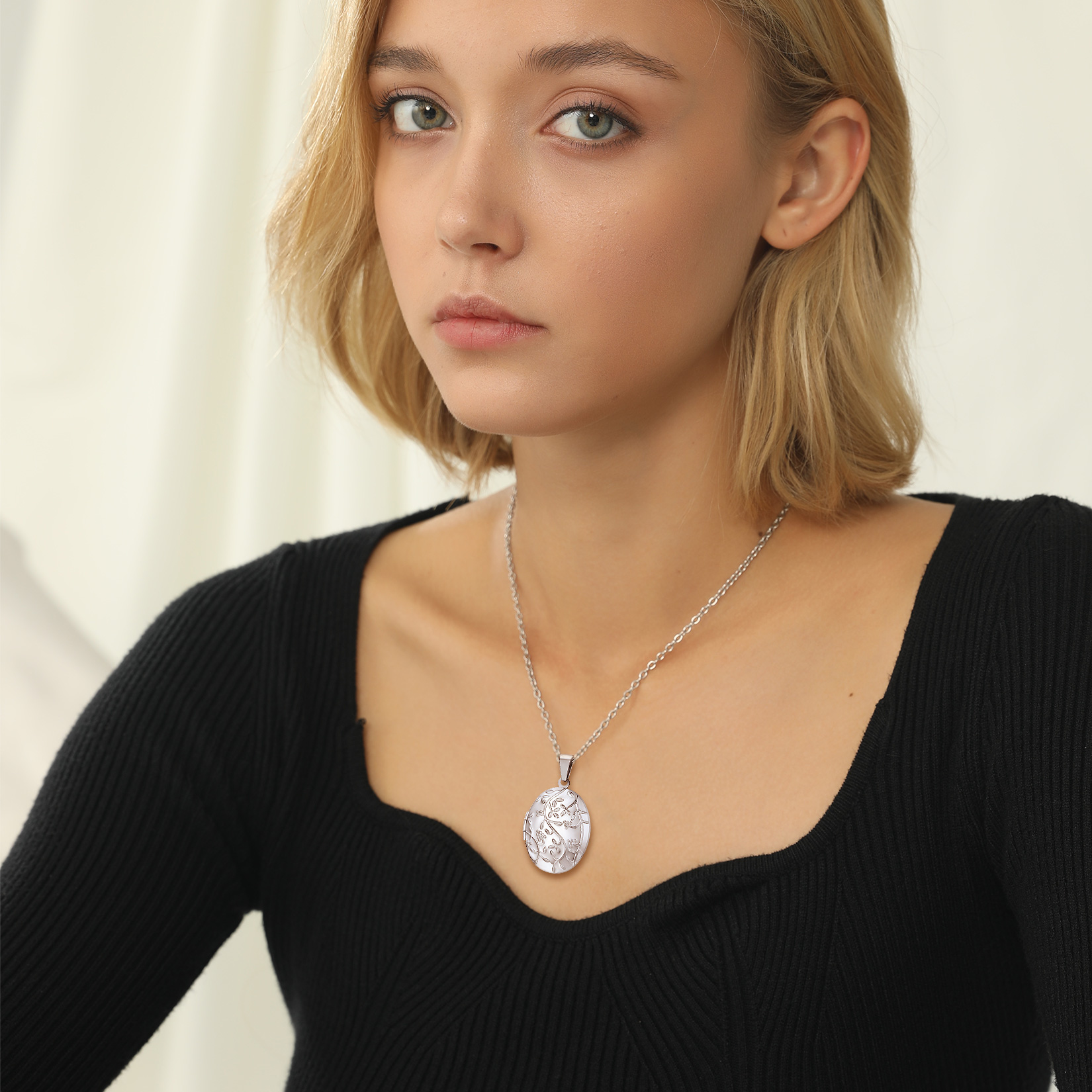 Custom Photo Locket Oval Pendant Necklace for Women model