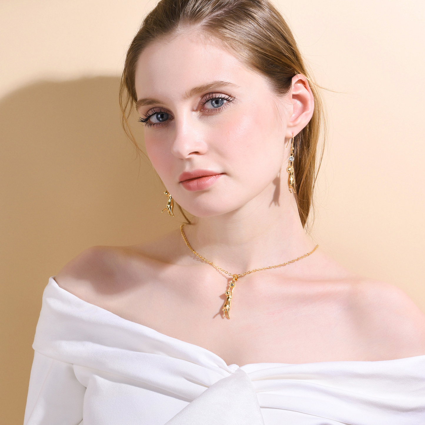 Copper Projection Cat Pendant Necklace Jewelry Gift for Women sold model