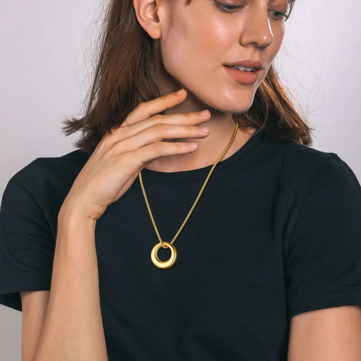 cremation urn necklace model women