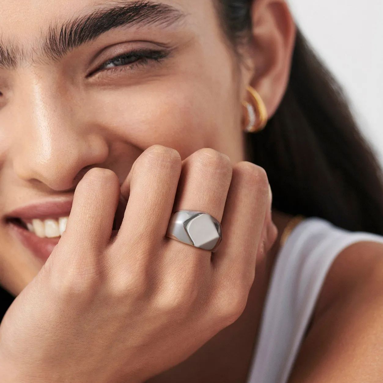 signet ring woment model