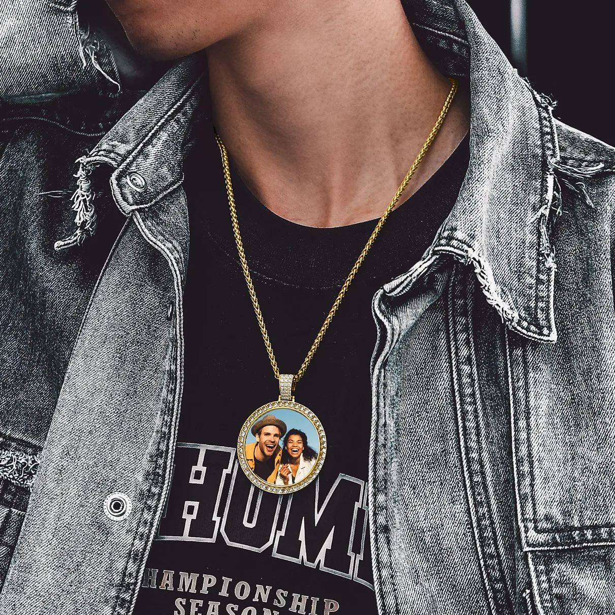 man wearing gold circle chain