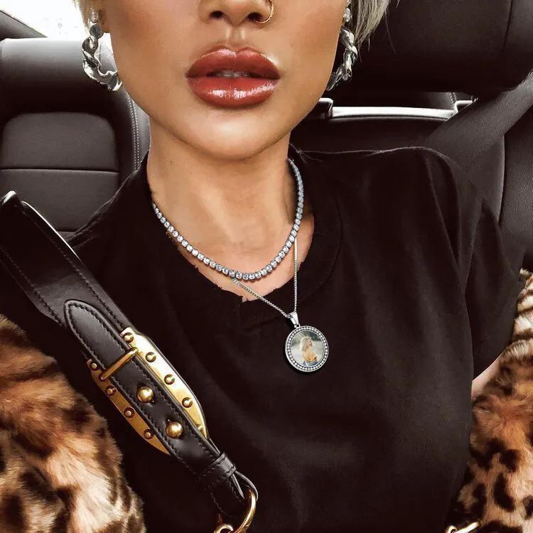 Custom Photo Round Pendant Necklace model