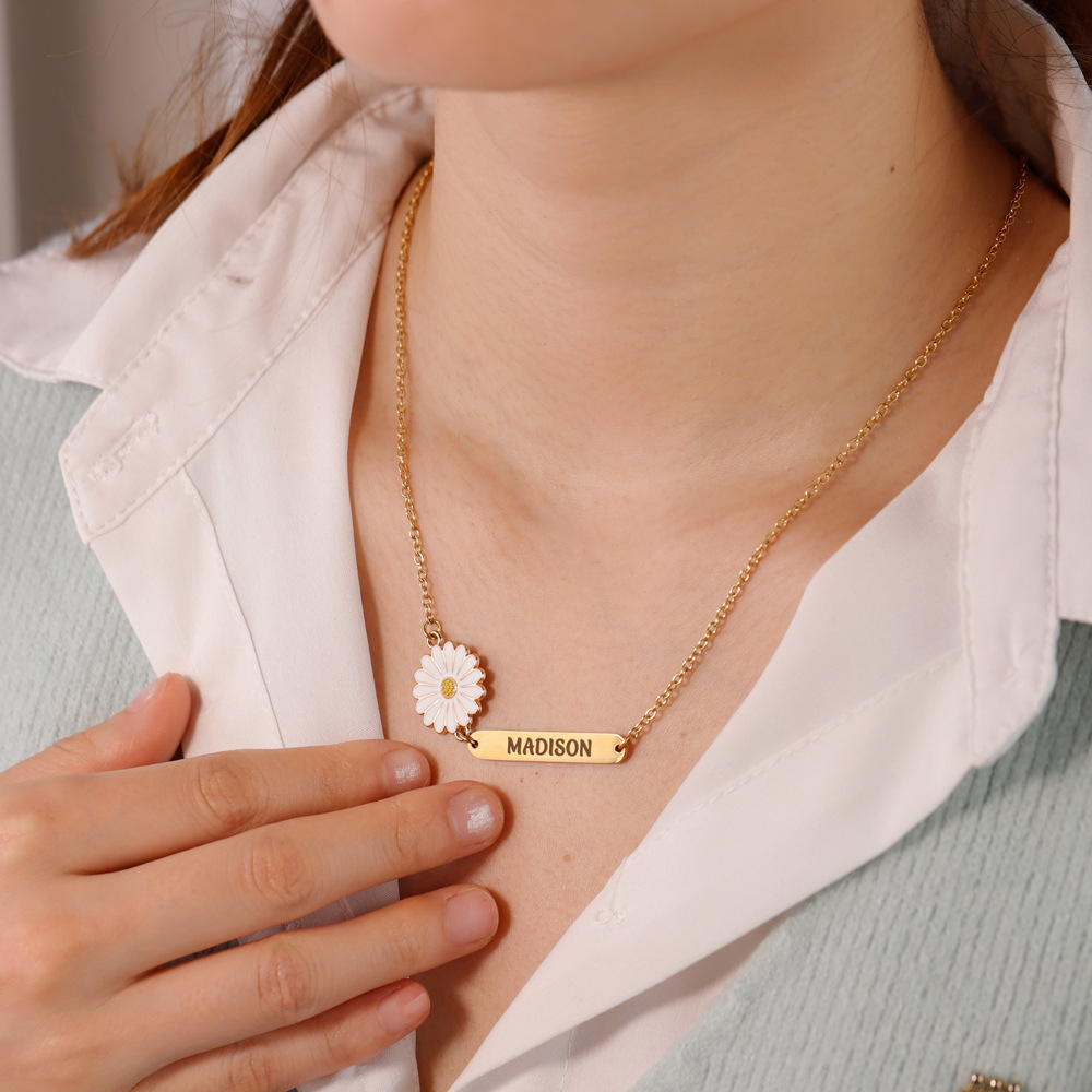 Custom Daisy Flower Name Necklace for Women