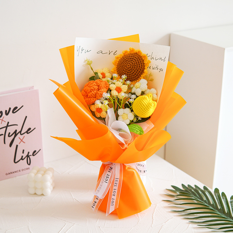 Χειροποίητη λεπτή ανθοδέσμη λουλουδιών από πλεκτό ύφασμα