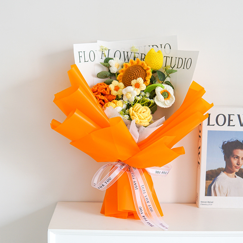 Χειροποίητη λεπτή ανθοδέσμη λουλουδιών από πλεκτό ύφασμα