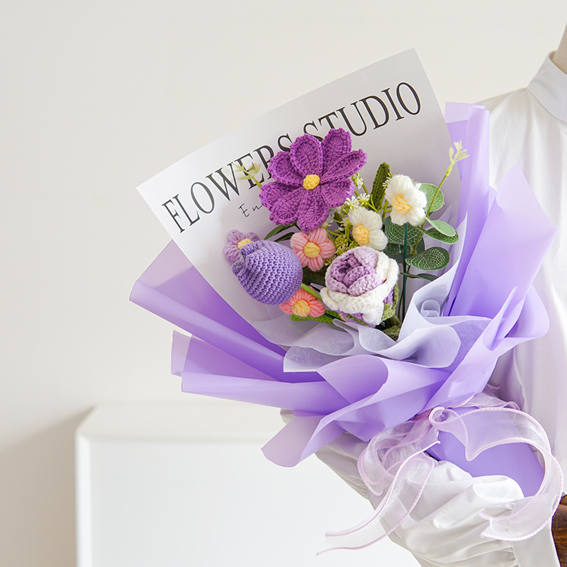 Χειροποίητη λεπτή ανθοδέσμη λουλουδιών από πλεκτό ύφασμα