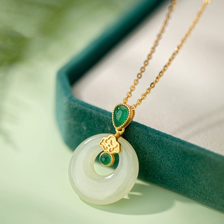 Halskette aus Hetian-Jade als Symbol für Glück