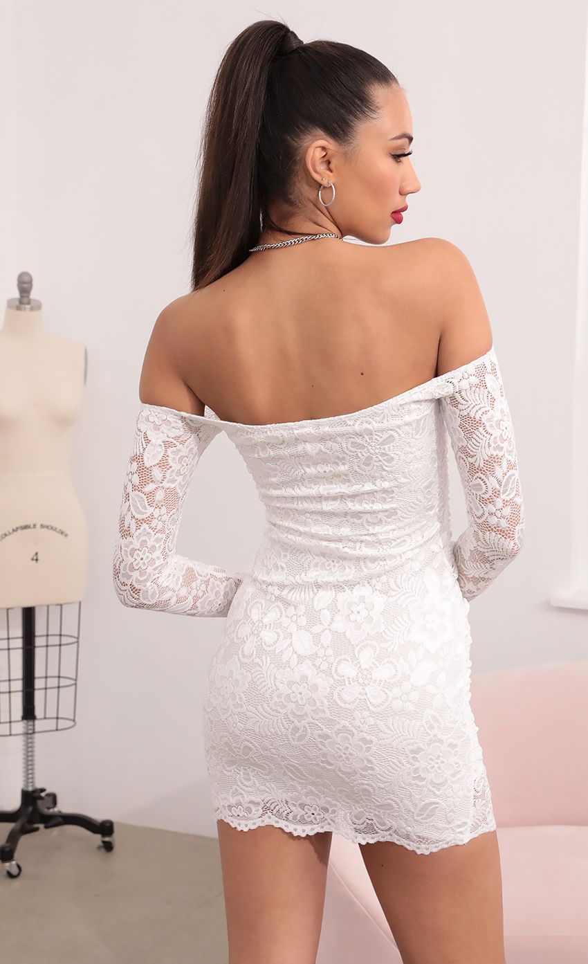 Scalloped Lace Dress in White-Sunny Prom. All rights reserved.