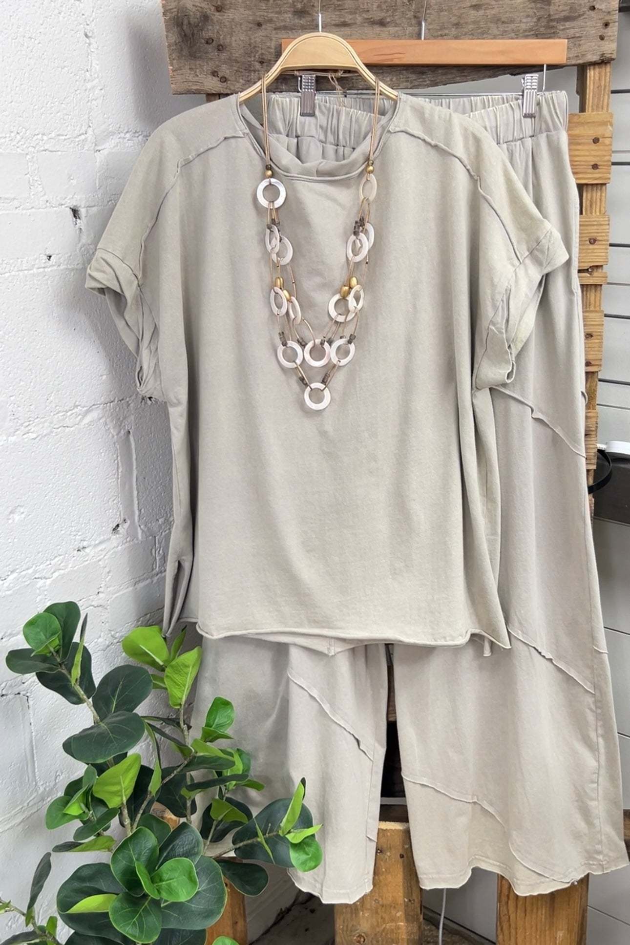 Rolled Tee & Spiral Layered Trousers Loose Set