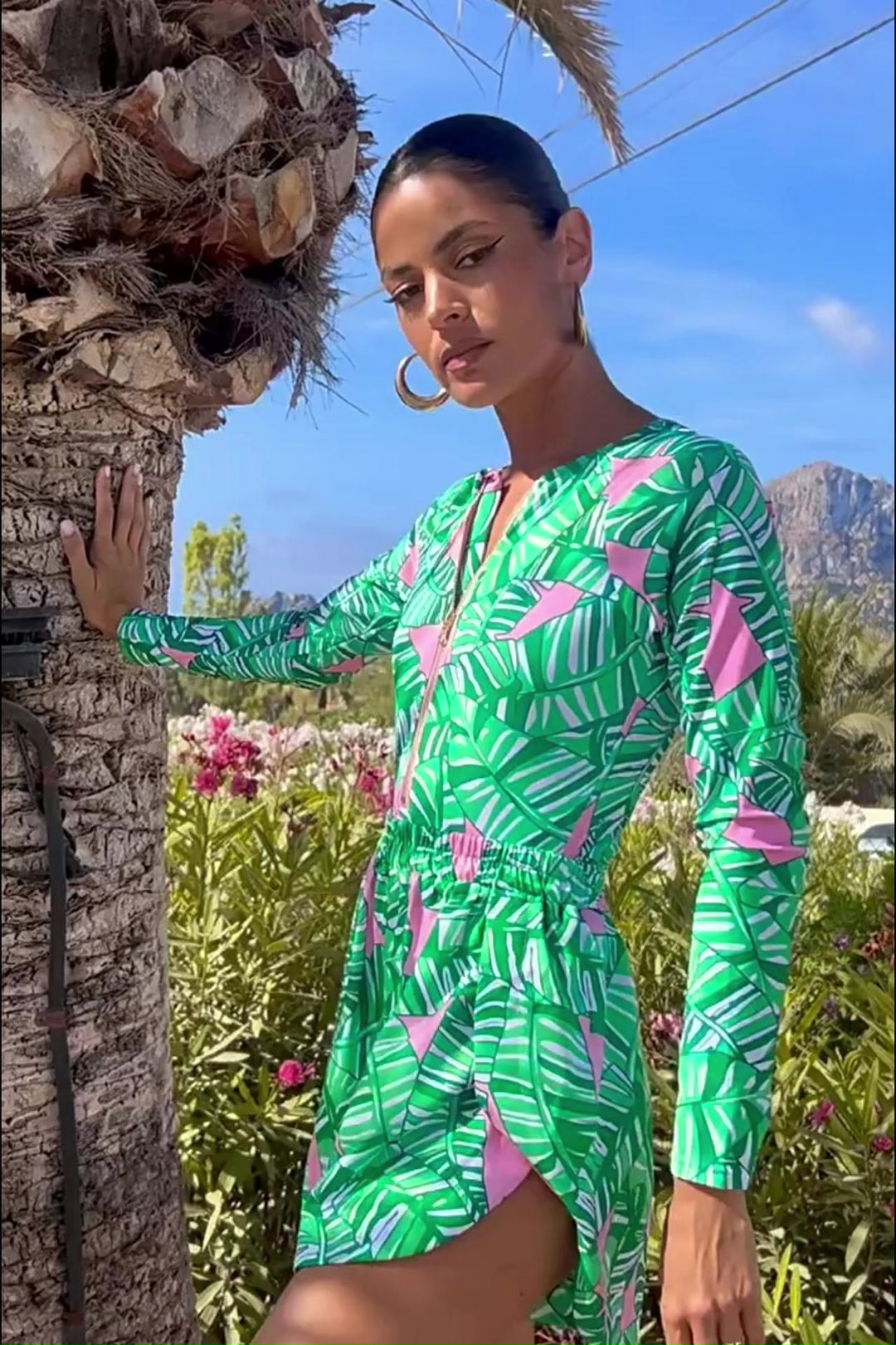 Long-Sleeved Zipper Green Printed One-Piece Swimsuit and Shorts