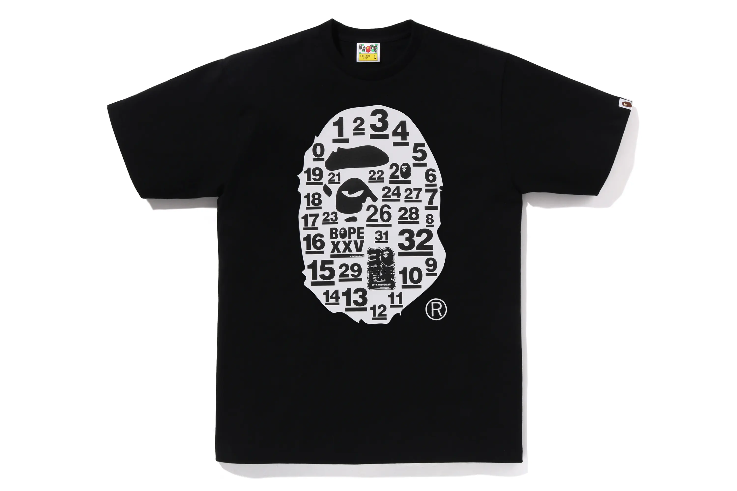 A BATHING APE® 32周年記念 1ST CAMO ラージ APE HEAD Tシャツ カラー：ホワイト ブラック