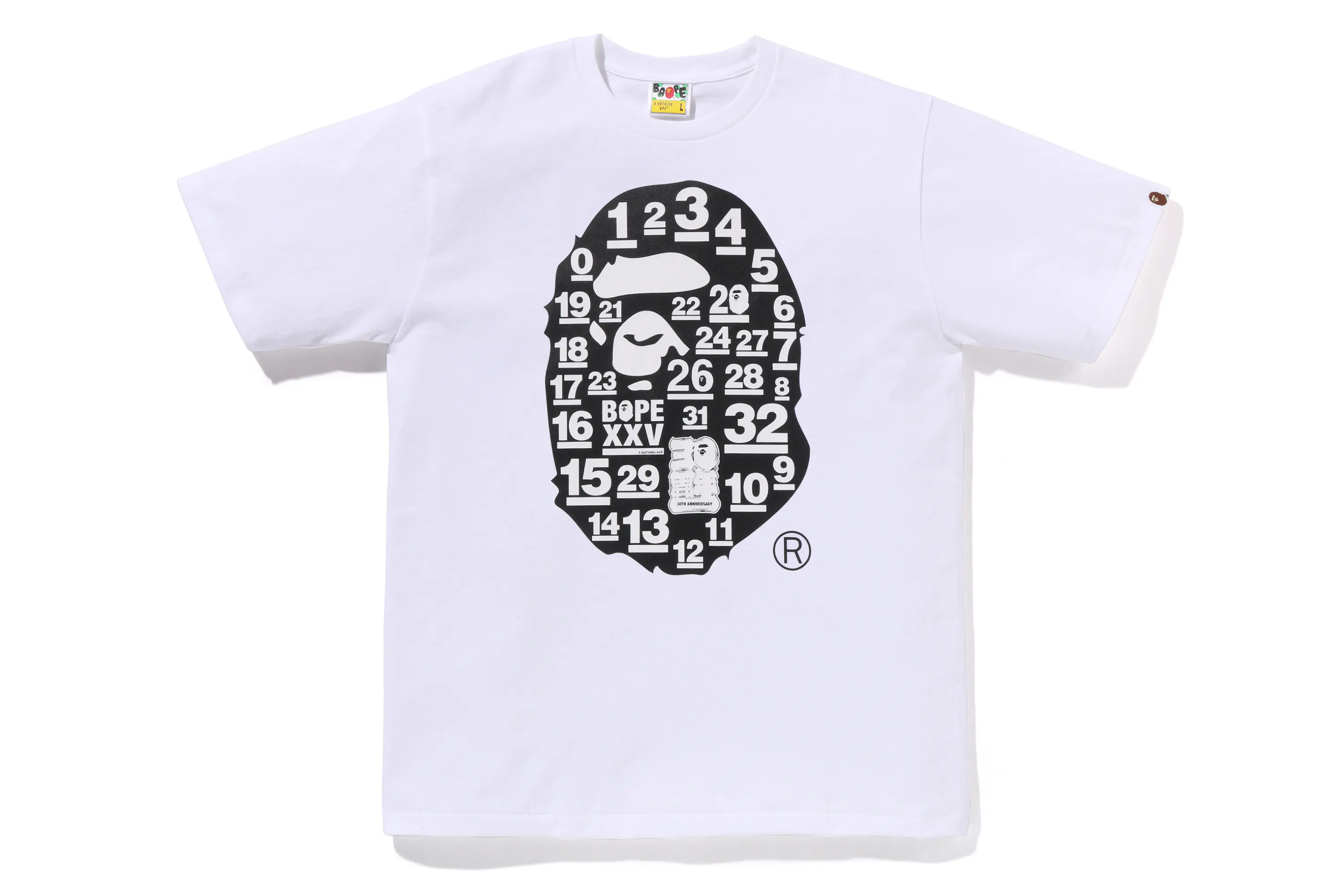 A BATHING APE® 32周年記念 1ST CAMO ラージ APE HEAD Tシャツ カラー：ホワイト ブラック