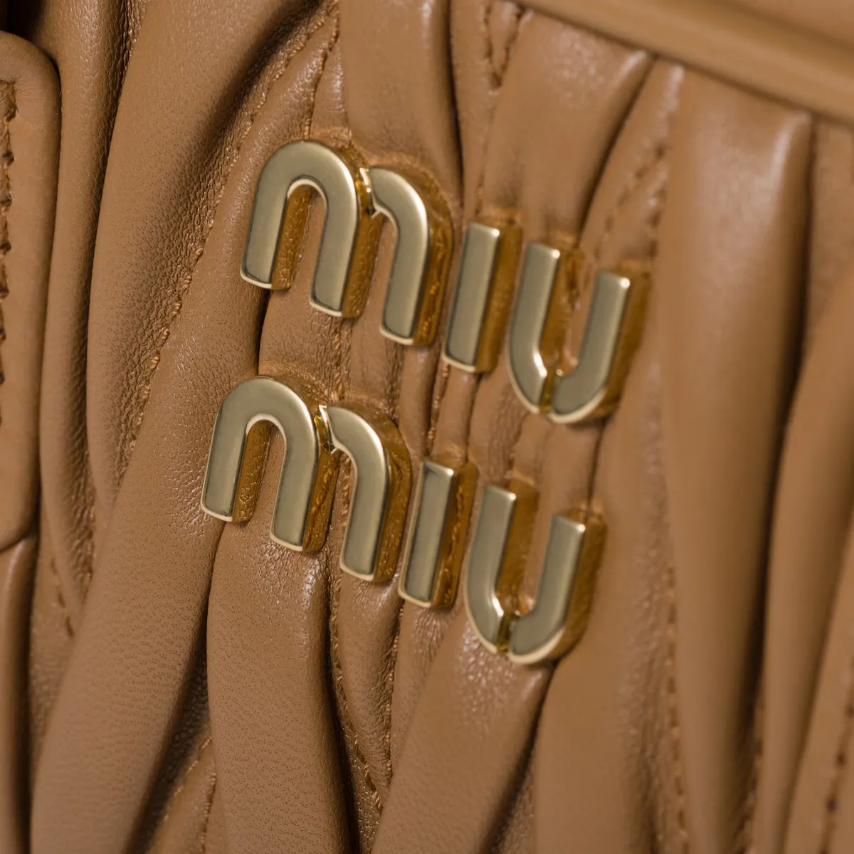 【MIU MIU】アルカディ マトラッセ レザー バッグ レギュラー