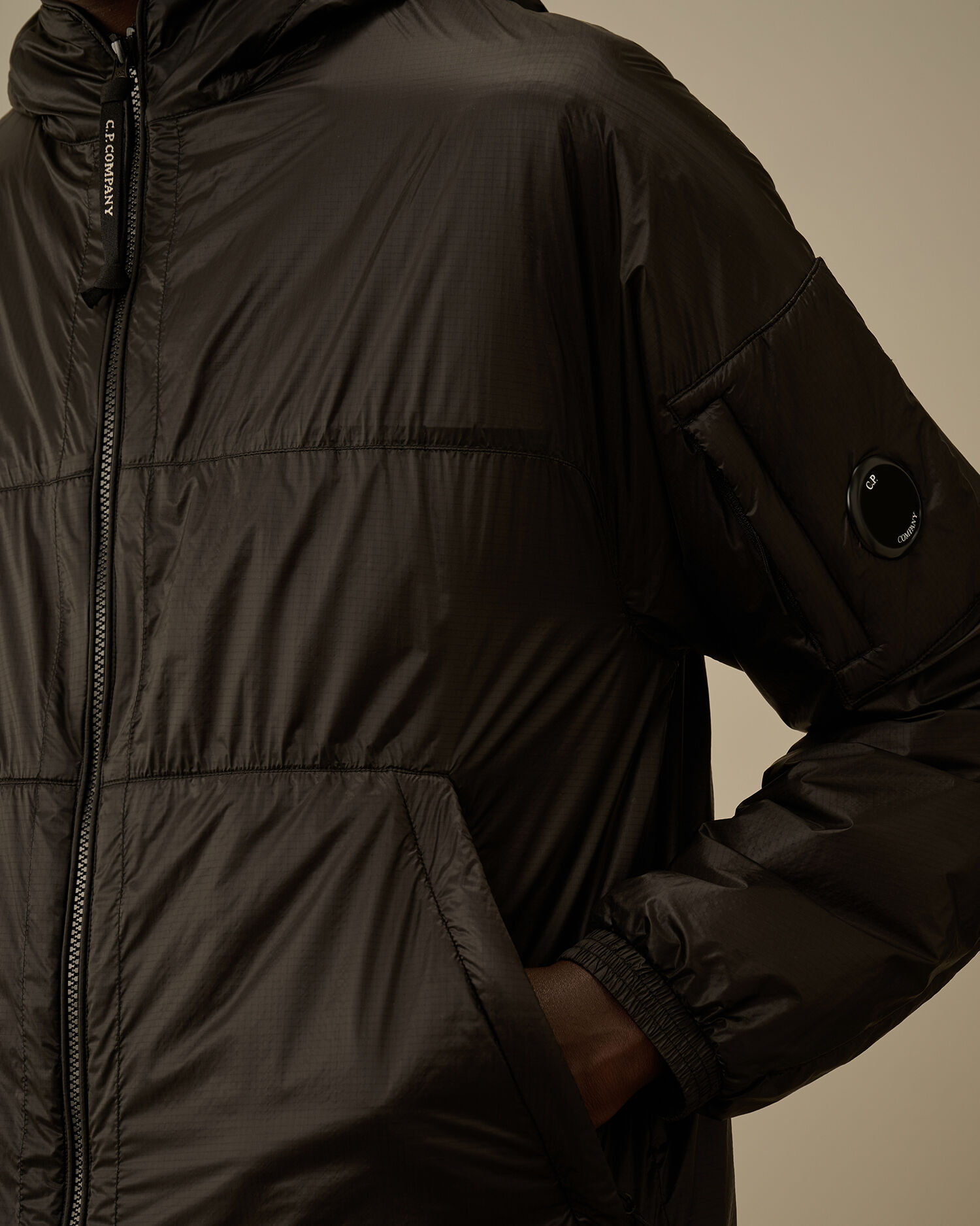 Nada Shell Hooded Padded Jacket カラー: BLACK