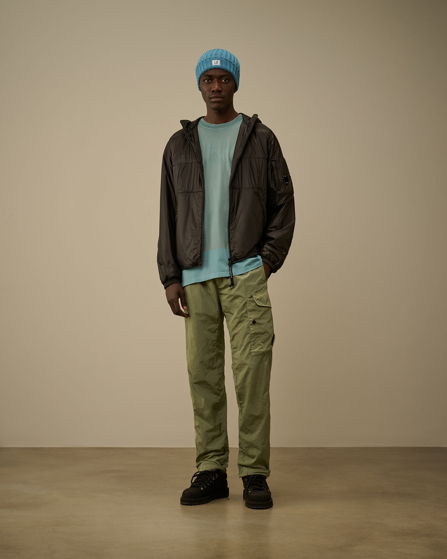 Nada Shell Hooded Padded Jacket カラー: BLACK